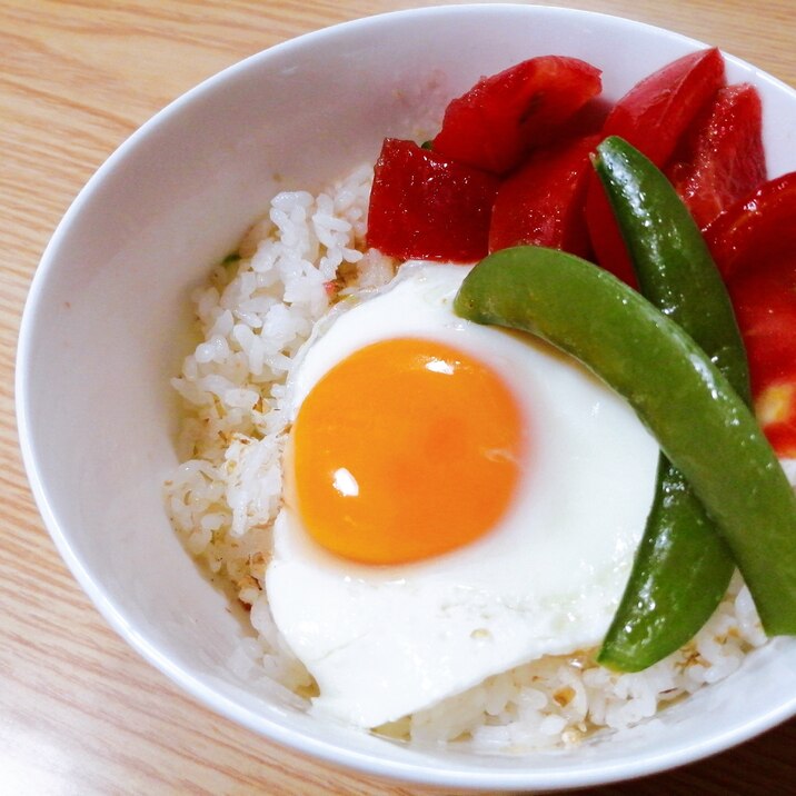 トマトとスナップエンドウの目玉焼き丼